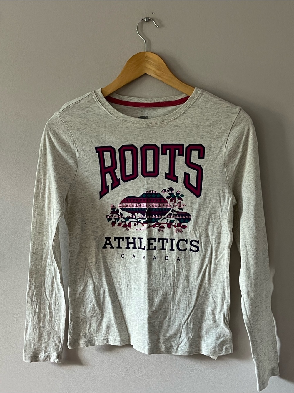 Roots Girls Long Sleeve Tee in Heather Gray with Multicoloured 🦫 Logo